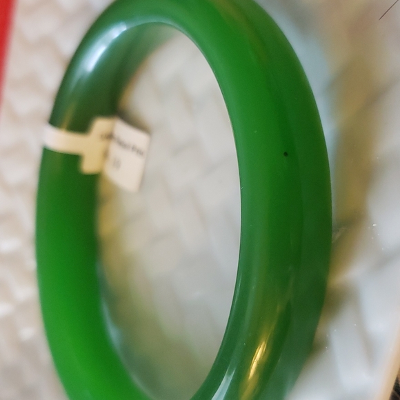 Solid Green Jade Bangle - Picture 3 of 8